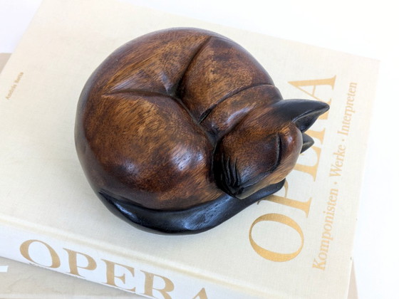 Image 1 of Serre-livres/presse-papiers en teck, style scandinave, représentant un chat siamois endormi.