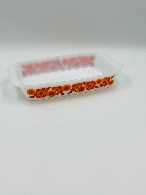 Plato Arcopal con diseño de flor de loto, color naranja vintage, década de 1970.