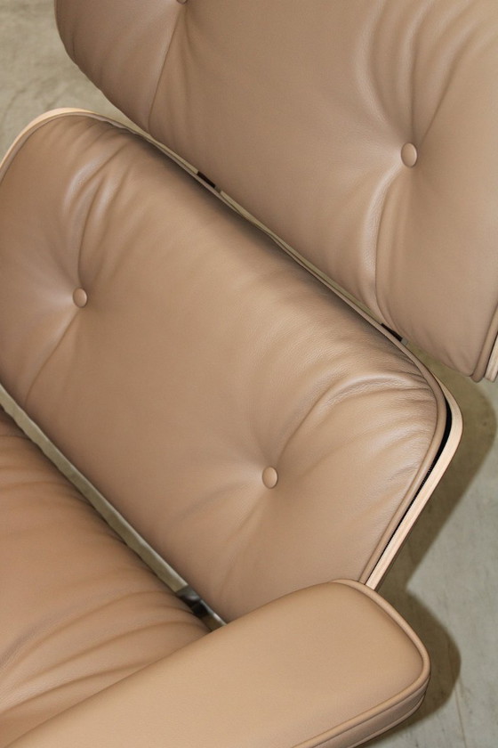Image 1 of Poltrona e poggiapiedi Vitra Eames Lounge Chair + Ottoman - Pelle Premium F Camel