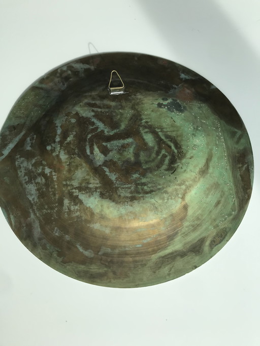 Gehämmerter Kupferteller mit Phönixvogelfigur