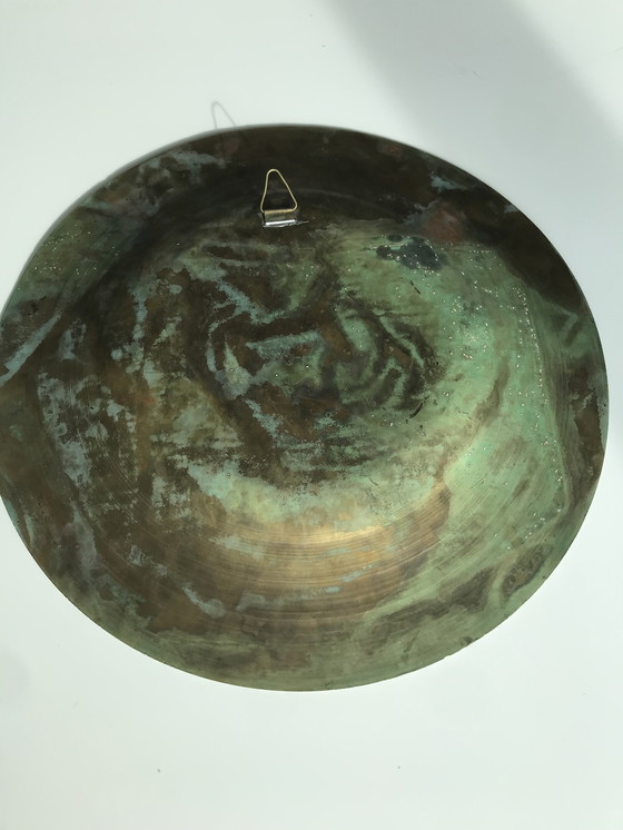 Image 1 of Gehämmerter Kupferteller mit Phönixvogelfigur