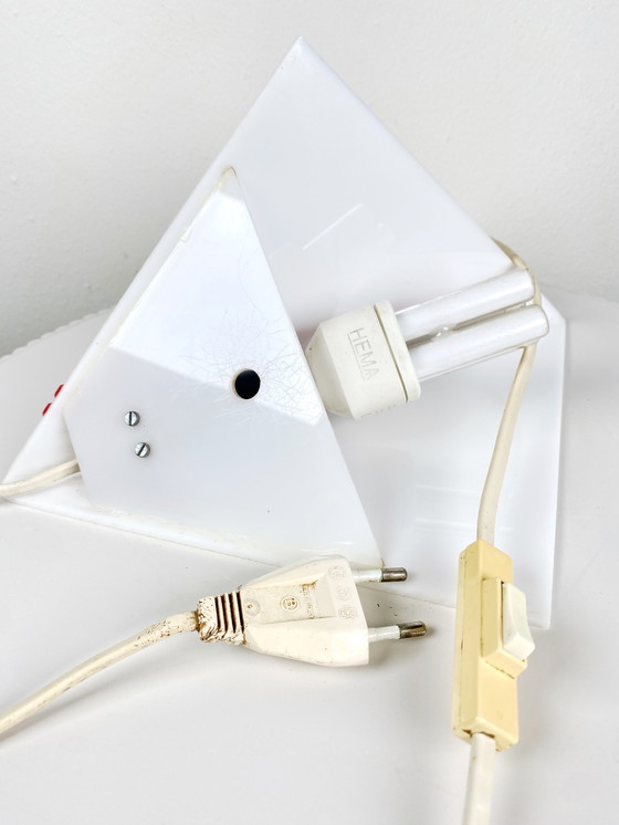 Image 1 of Lampada da parete vintage a forma di triangolo geometrico - Applique in plexiglass postmoderno anni &#39;80 - Applique minimalis