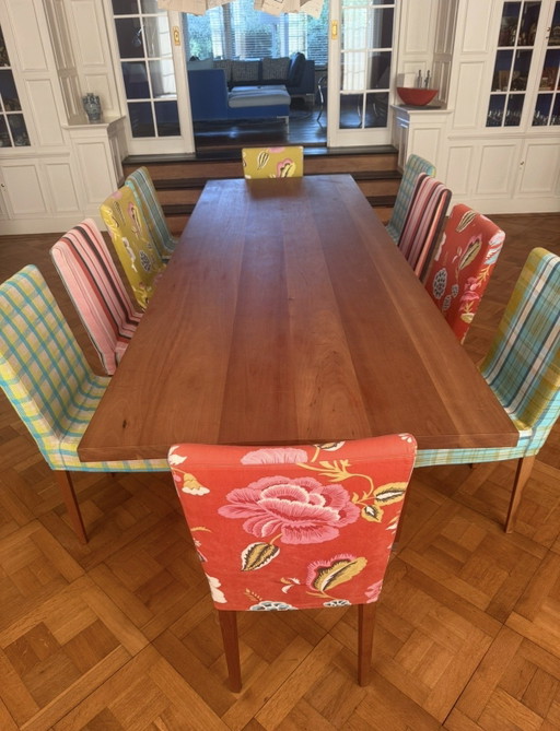 10 Stühle der Designers Guild plus Tisch