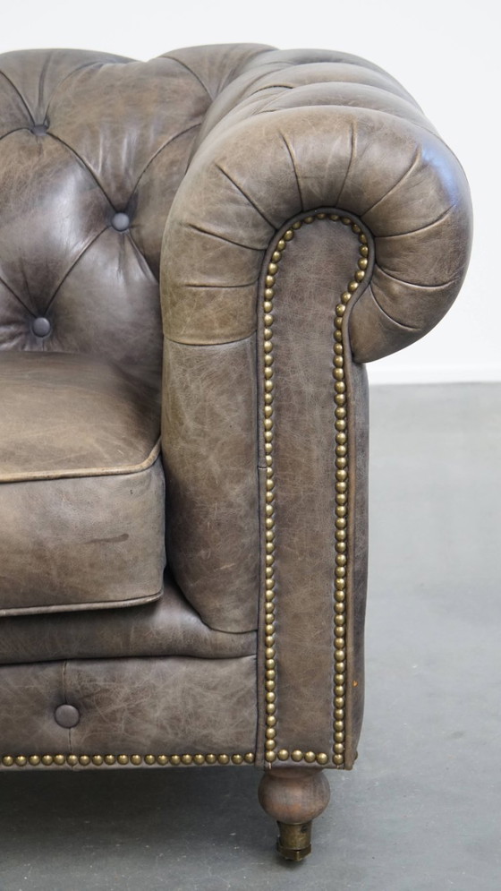 Image 1 of Grijze rundleren chesterfield clubfauteuil in Engelse stijl op wieltjes