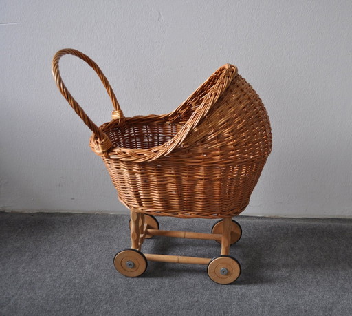 Antiker Weiden-Spielzeugkinderwagen
