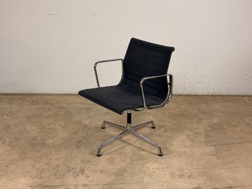 Vitra Aluminium Chair EA 108, entworfen von Charles & Ray Eames