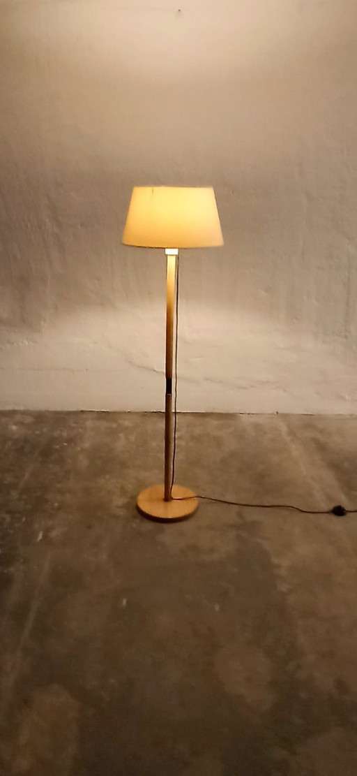 lampadaire vintage à base en bois