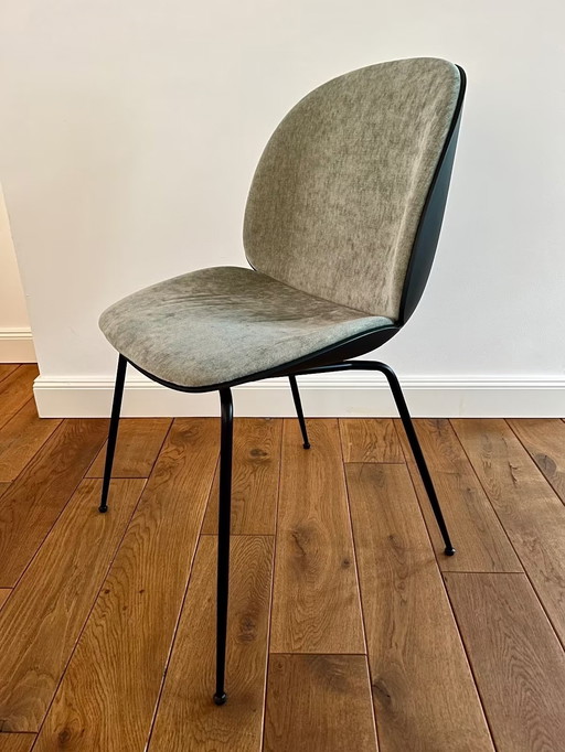 GUBI - "Sedia da pranzo Beetle", in plastica con rivestimento anteriore