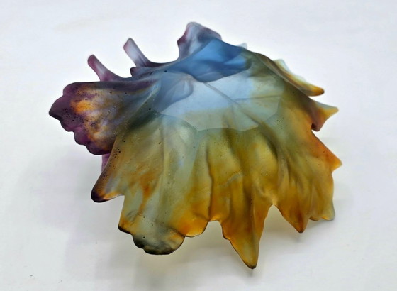 Image 1 of DAUM – Glazen pastahouder/ringhouder met de afbeelding van een vlinder met wijnblad, gesigneerd.