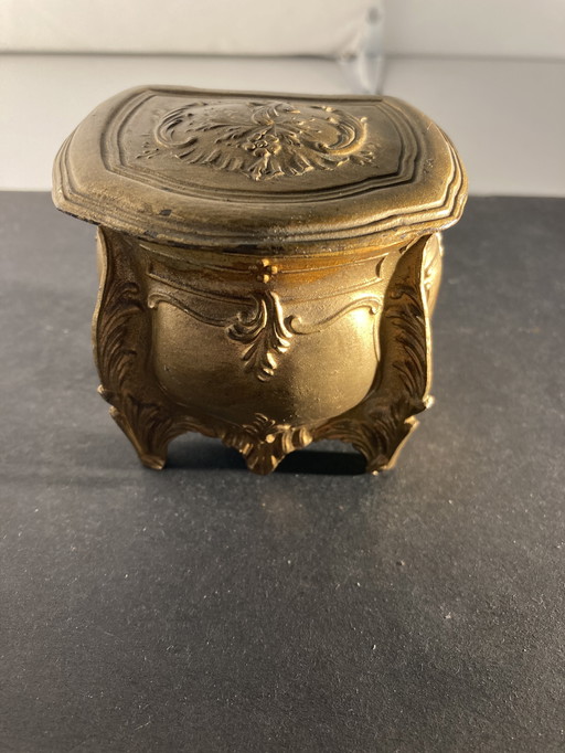 Kleine, antike Schmuckschatulle aus vergoldetem Metall im Stil Louis XV.