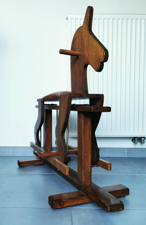 Cheval à bascule antique