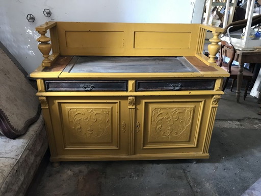 Armoire ancienne de style allemand peinte en ocre