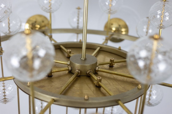 Image 1 of Grande lampadario in ottone dorato e sfere decorative, anni '70