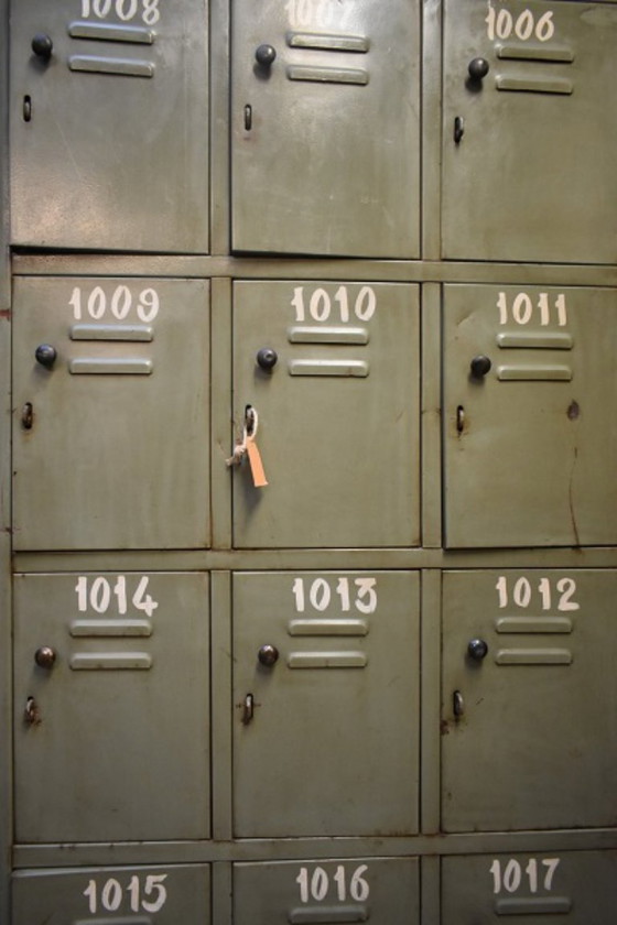 Image 1 of Oude lockerkast grijsgroen 185*83*40 cm