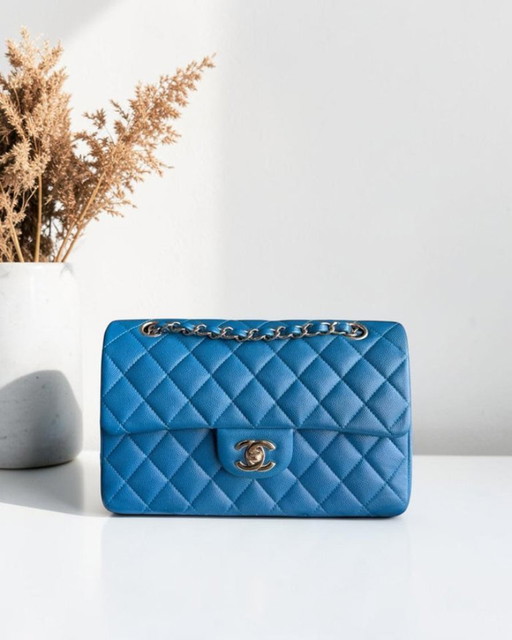 Borsa Chanel Classic Flap Small - Pelle di vitello martellata trapuntata color caviale, blu, con finiture dorate, serie 30