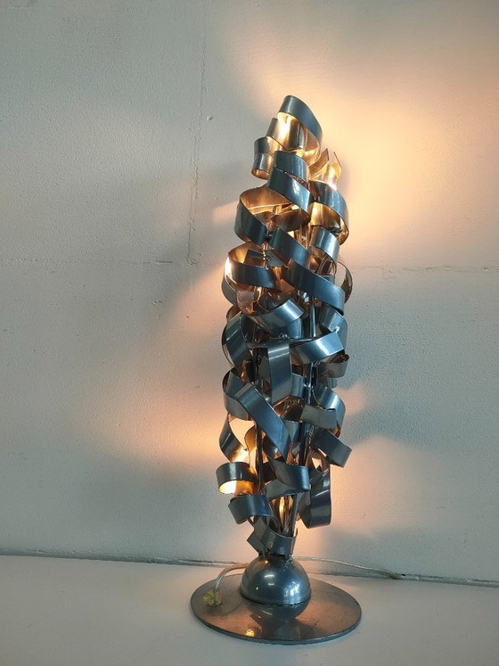 Image 1 of Lámpara de mesa única y exclusiva con detalles metálicos en espiral.