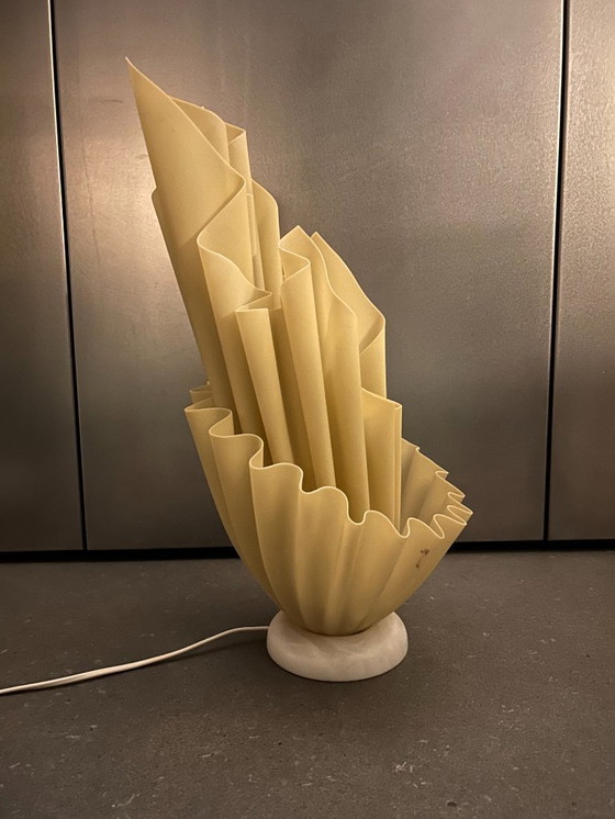 Image 1 of Lampada da tavolo vintage Georgia Jacob COROLLE (anni '70) | Marmo e resina