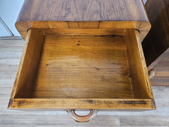 Image 1 of Mesitas de noche Art Déco de nogal con puerta y cajón