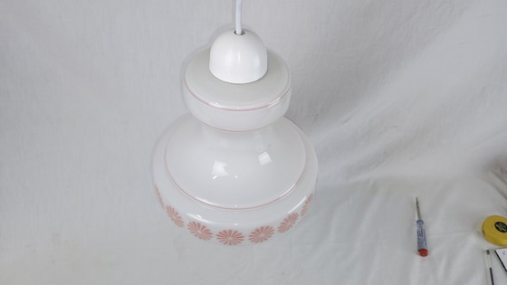 Image 1 of Lampada a sospensione vintage di metà secolo Lunel in vetro bianco crema con fiore rosa