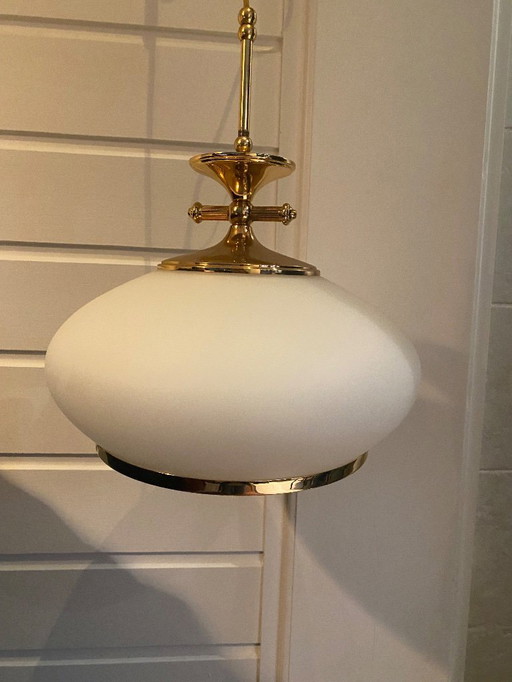 Wit met gouden hanglamp