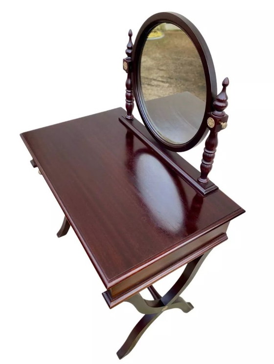 Image 1 of Tocador de madera maciza de estilo tradicional con dos cajones.