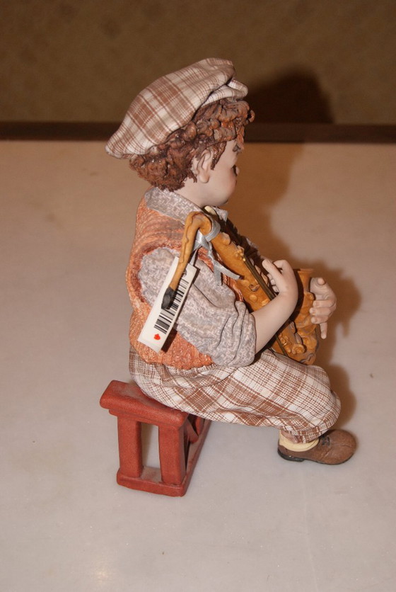 Image 1 of Statuette eines Jungen mit Saxophon in Capodimonte