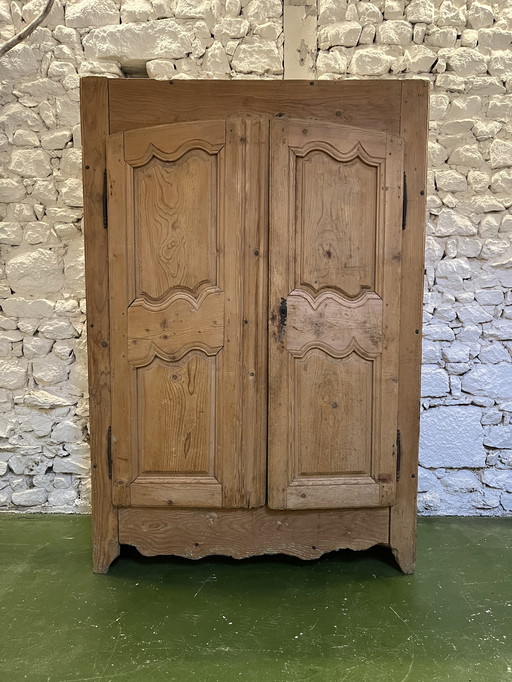 Armario regional de pino del siglo XVIII