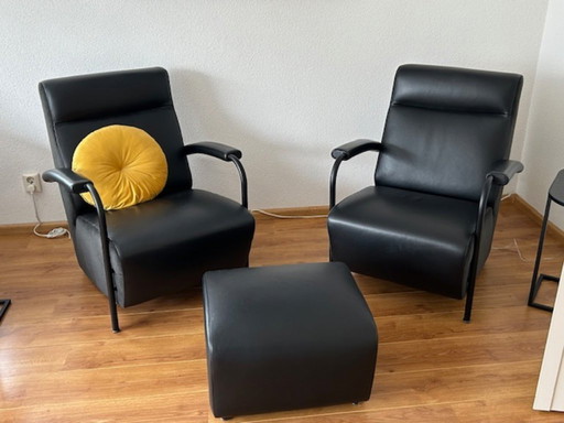 2 Leolux fauteuils (leer/alcantara) met 1 poef