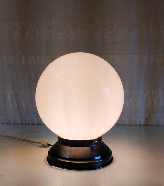 Image 1 of Plafond- of wandlamp met bolvormige opaalglazen kap, diameter: 20 cm - begin 20e eeuw