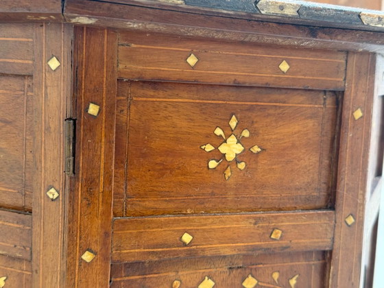 Image 1 of Table d'appoint pliante ancienne d'Inde, datant d'environ 1900.
