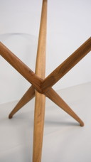 Handgemaakte bijzettafel van massief teak met glazen blad