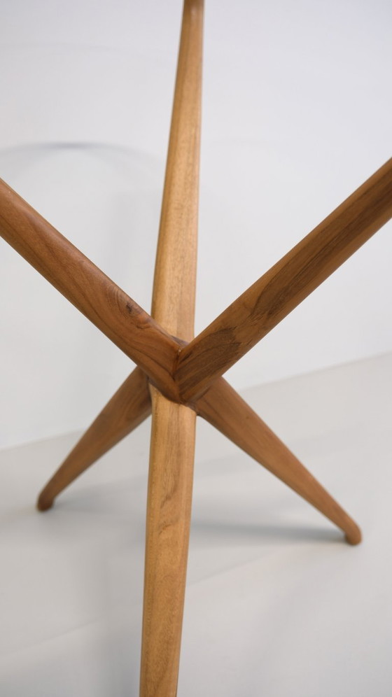 Image 1 of Handgefertigter Beistelltisch aus massivem Teakholz mit Glasplatte