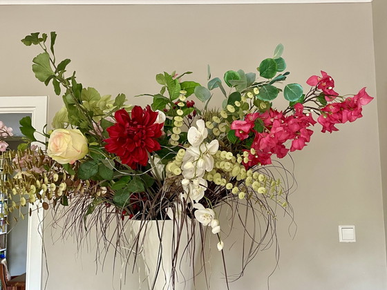 Decoratieve grote vaas met kunstbloemen. – Decoratieve objecten, Plastic (photo 6 of 10)