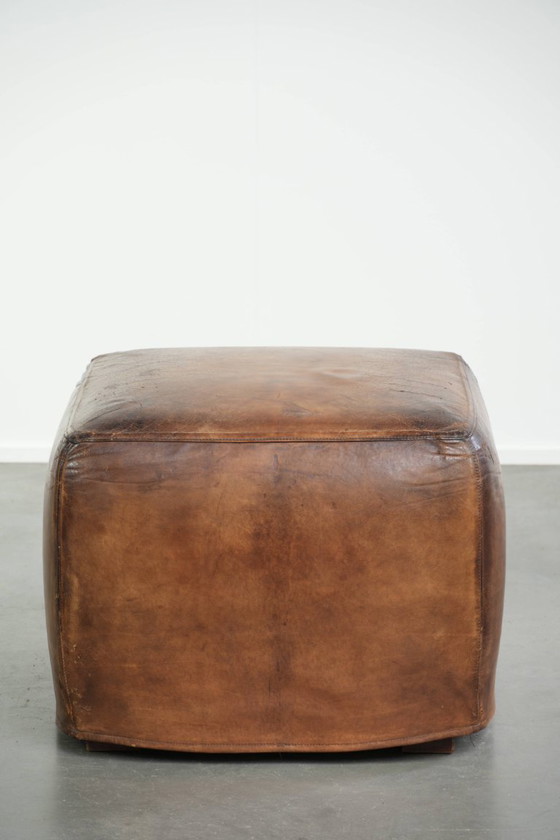 Einzigartiger und großer Design-Hocker/Fußhocker aus Schafsleder mit einer sehr schönen Patina und (photo 2 of 11)