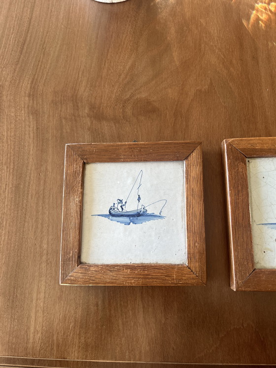 Image 1 of Set van 2 Antieke Delftse Tegels (18e Eeuw) - Visser & Zeilschip - Ingelijst