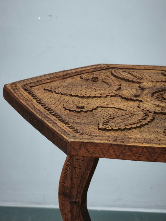 Image 1 of Handgesneden bijzettafel van beukenhout uit circa 1900, Midden-Europa.