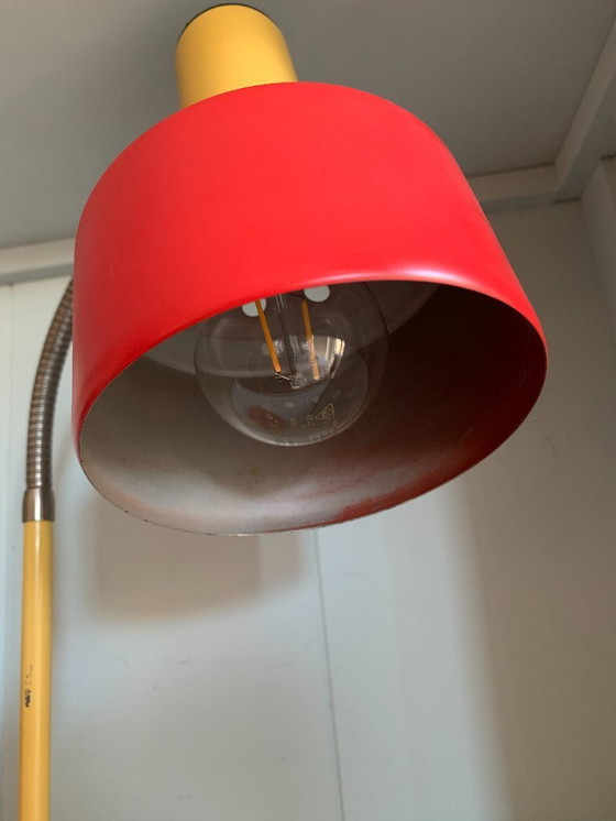 Image 1 of Lampe de bureau vintage rouge et jaune des années 80 (danoise)