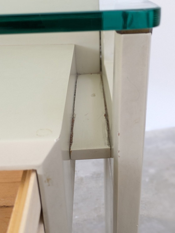 Image 1 of Mesilla de noche - Latón, Cristal, Madera - Pareja de mesillas de noche, de madera lacada en blanco, con tapa de cristal.