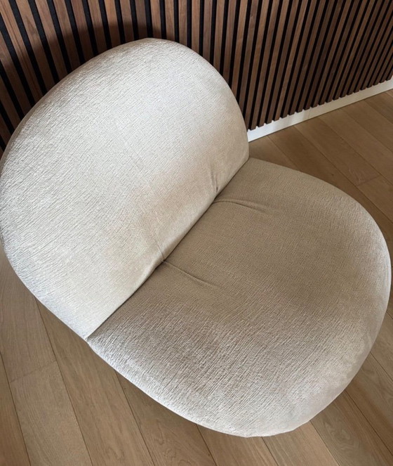 Gubi Pacha Fauteuil in Luxe Chenille Stof – Textile (photo 3 of 8)