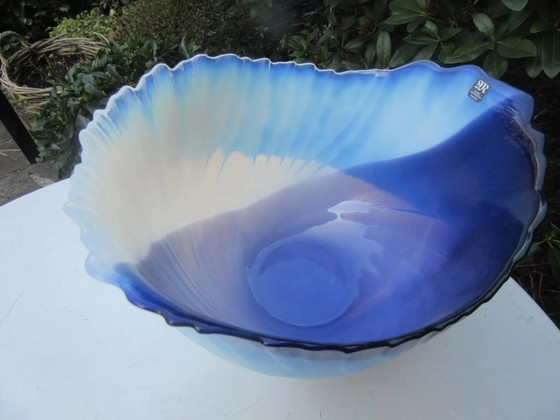 Image 1 of Coupe à fruits en verre bleu splendide de Mats JONASSON avec étiquette d'origine, design inhabituel, très lourde,