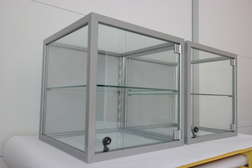 Vitrines et présentoirs conçus et fabriqués en Italie. Marzorati Ronchetti.