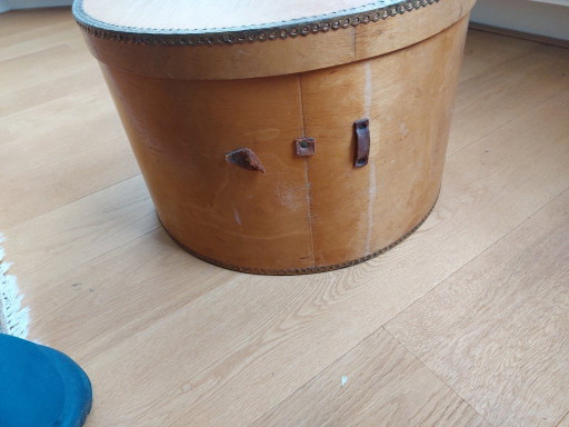 Scatola per cappelli vintage con finiture decorative.
