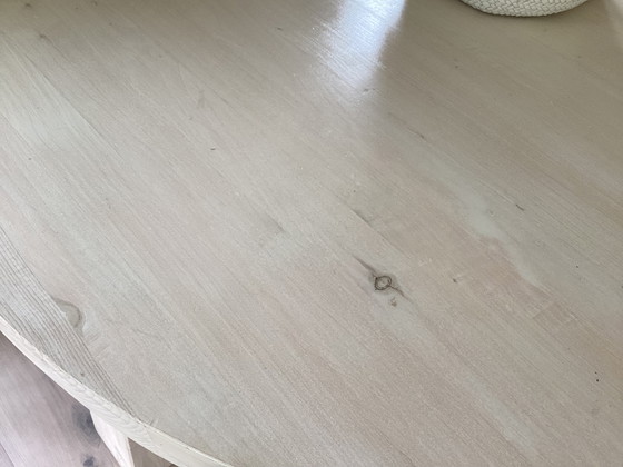 Image 1 of Robust round dining table