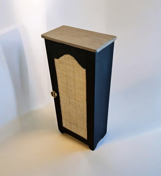 Image 1 of Bijzettafel van geverfd hout met rieten vlechtwerk - geïnspireerd op de Art Deco-stijl.