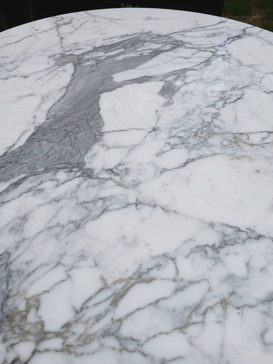 Dining Table (Ø 130 cm) After a Design by Eero Saarinen / Arabescato Corchia Oro Marble (photo 2 of 12)