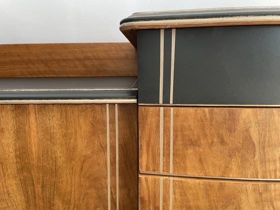 Image 1 of Ensemble de chambre à coucher remis à neuf, de style Mid Century - Noyer strié, Grachtengroen et accents argentés