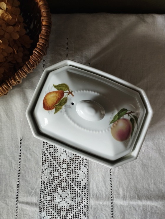 Image 1 of Antieke achthoekige terrine van wit porselein met veelkleurige fruitdecoratie.