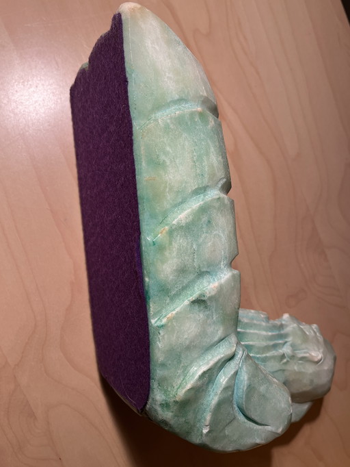 Dekorative Alabaster-Skulptur "Leere Tasche" aus Asien