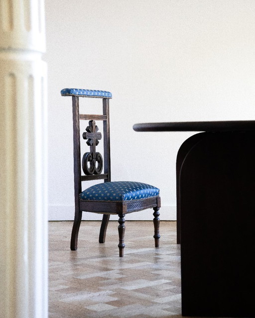 Sedia da preghiera antica con rivestimento in seta blu: pezzo unico ed elegante