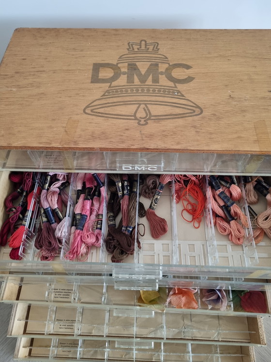 Image 1 of Vintage houten DMC borduurgaren kastje + 140 garen